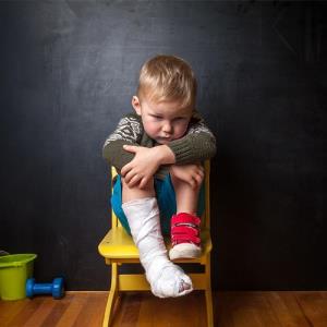 Can a removable boot suffice as treatment for toddler’s fracture?