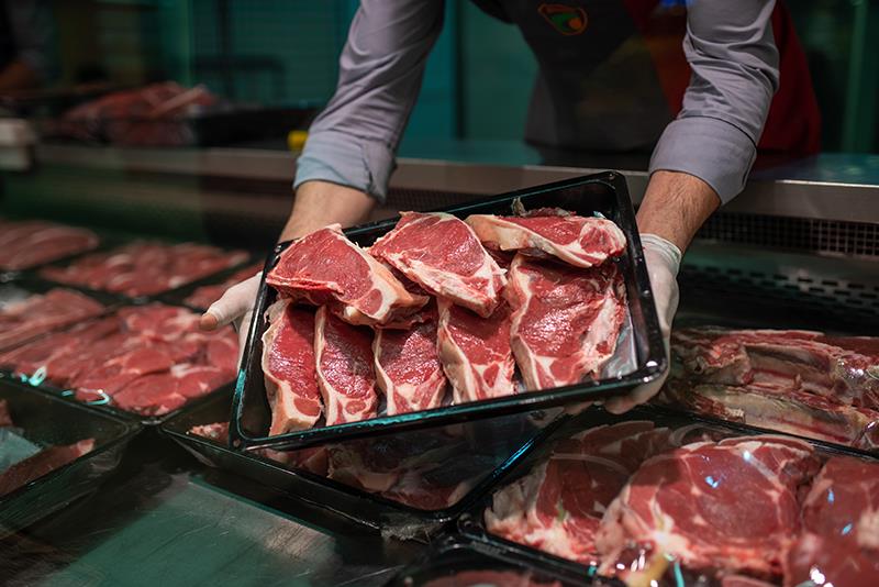 Does eating unprocessed red meat lead to obesity?