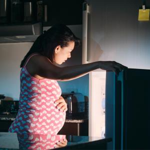 Nighttime snacking ups risk of postpartum depression