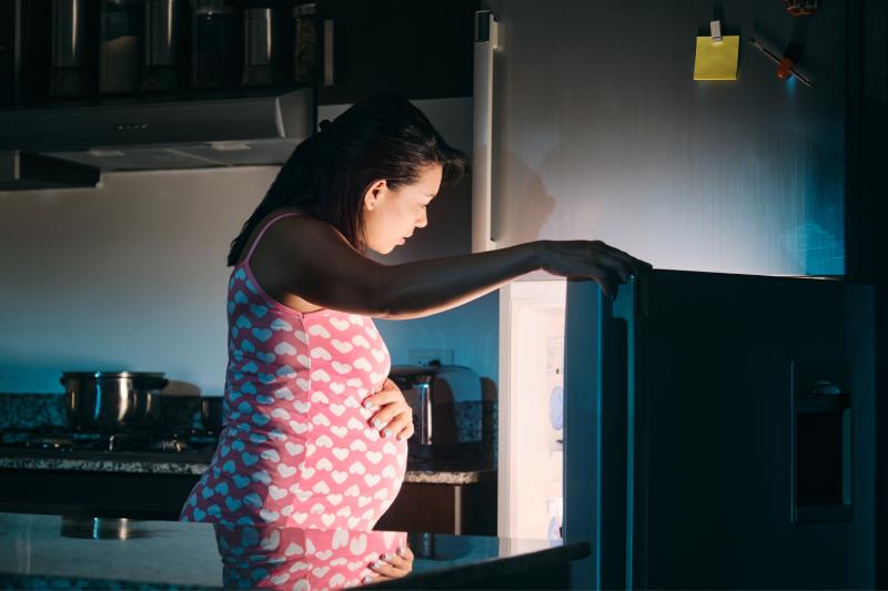 Nighttime snacking ups risk of postpartum depression