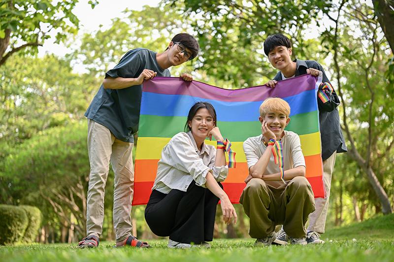 LGBTQ teens at greater risk for depression/suicidality, substance use
