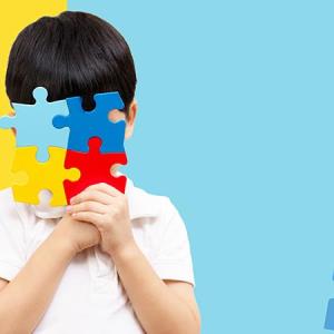 Which factors predict cognitive outcomes in children with autism?