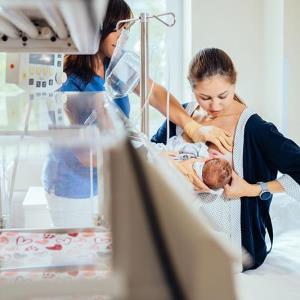 Wearable device tracks infant milk intake during breastfeeding
